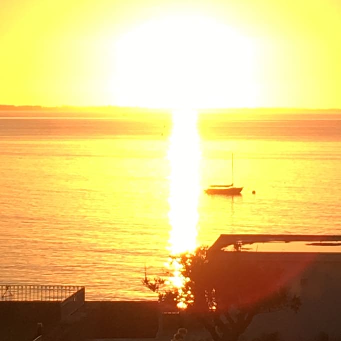 Lever de soleil face à la maison