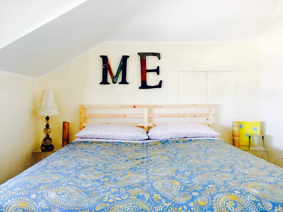 Camera da letto. Di giorno inondata di luce, di notte silenziosa e riposante.