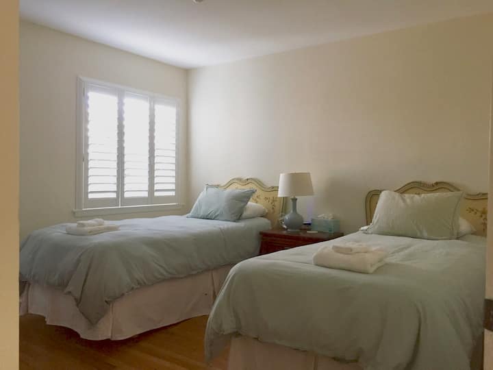 Спална соба бр. 2 (единечни кревети)