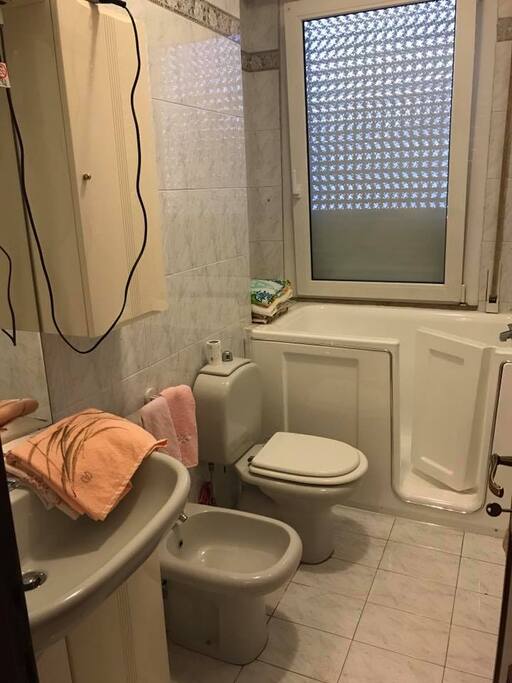 Bagno con phone e vasca doccia + lavatrice