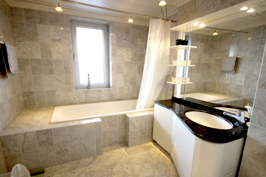 Badezimmer mit Wannendusche