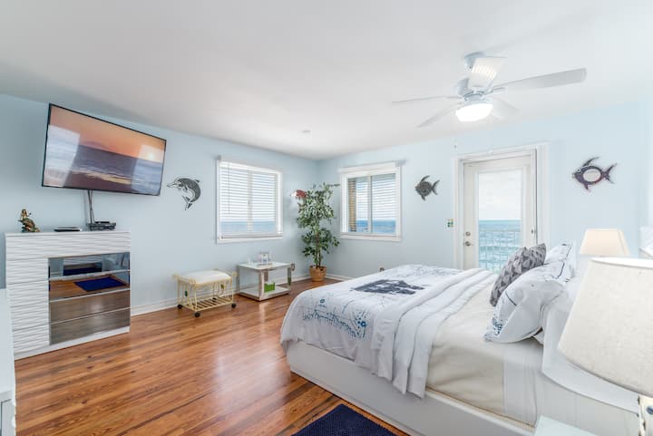 Главен апартман со спална соба, со приватна бања и тераса на брегот на океанот