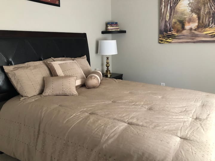 ห้องนอนที่ 2 พร้อมเตียงควีนไซส์และตู้เก็บของ