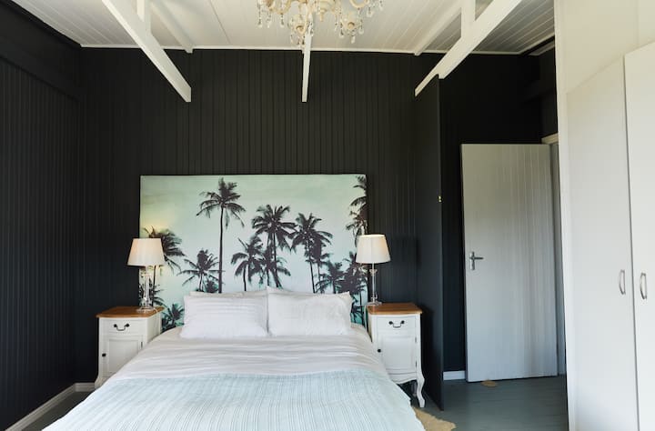 Dhoma kryesore e gjumit në katin e sipërm me krevat dopio me kokë palme. Dy ballkone që të nxjerrin nga dhoma me pamje.  Një ditë, krevat jashtë ballkonit kryesor. Ndërtuar në dollapë, tavolina pranë krevatit dhe abazhurë.