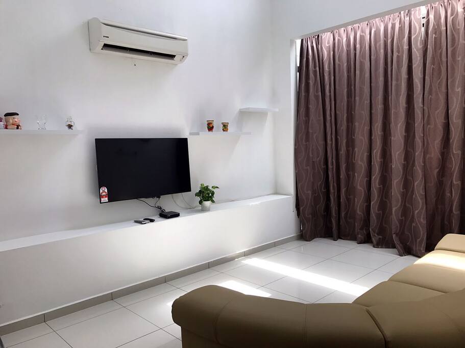 Cozy living room with 50' Smart Tv and Astro