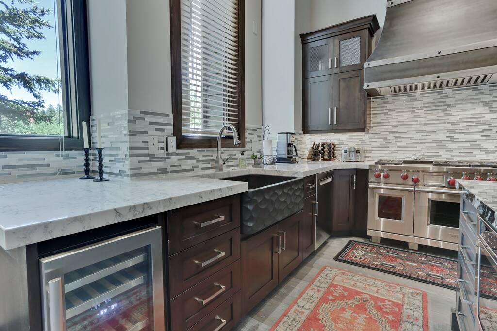 6 burner stove. Massive island and wine fridge.