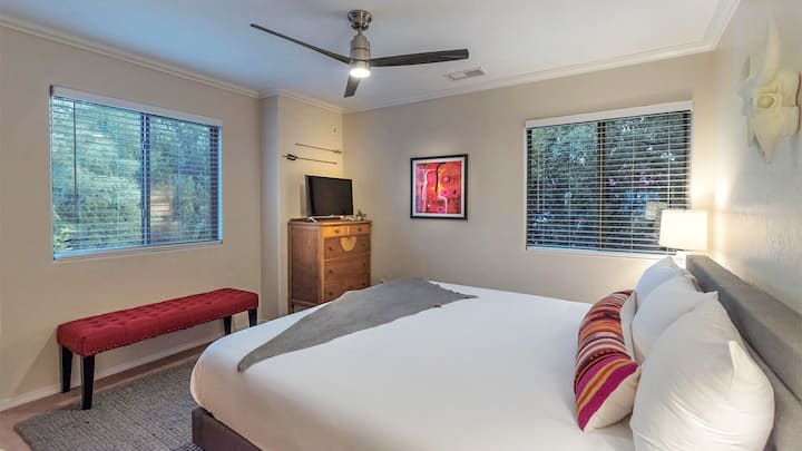 Црвена спална соба со брачен кревет (широк 150-179 см) и паметен телевизор Roku (обезбедена е најава на Netflix)