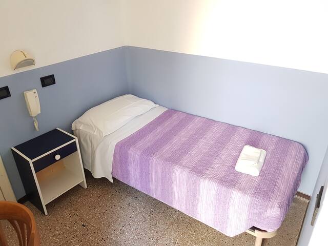 Camera Singola con Bagno e Balcone