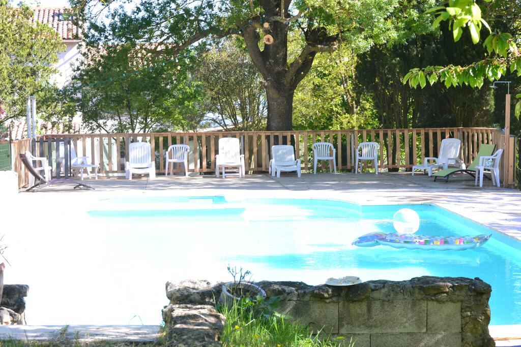 au bord de la piscine