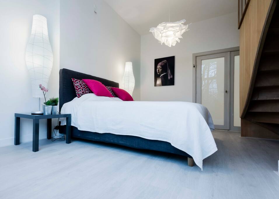 Spacioux master bedroom. We can put an extra bed or babybed in this room.