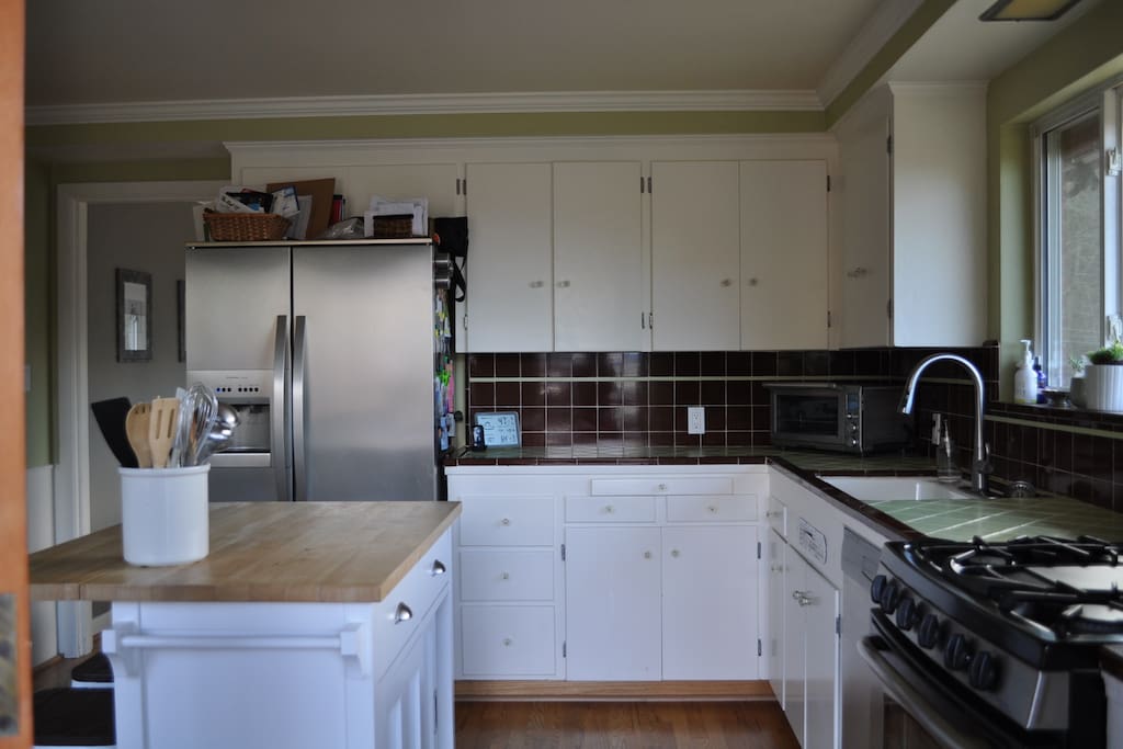Large, open and well stocked kitchen!