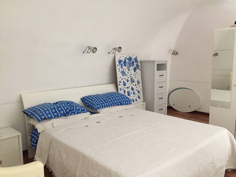 Camera da letto su soppalco con letto matrimoniale, armadio e comodini, possibilità di culla