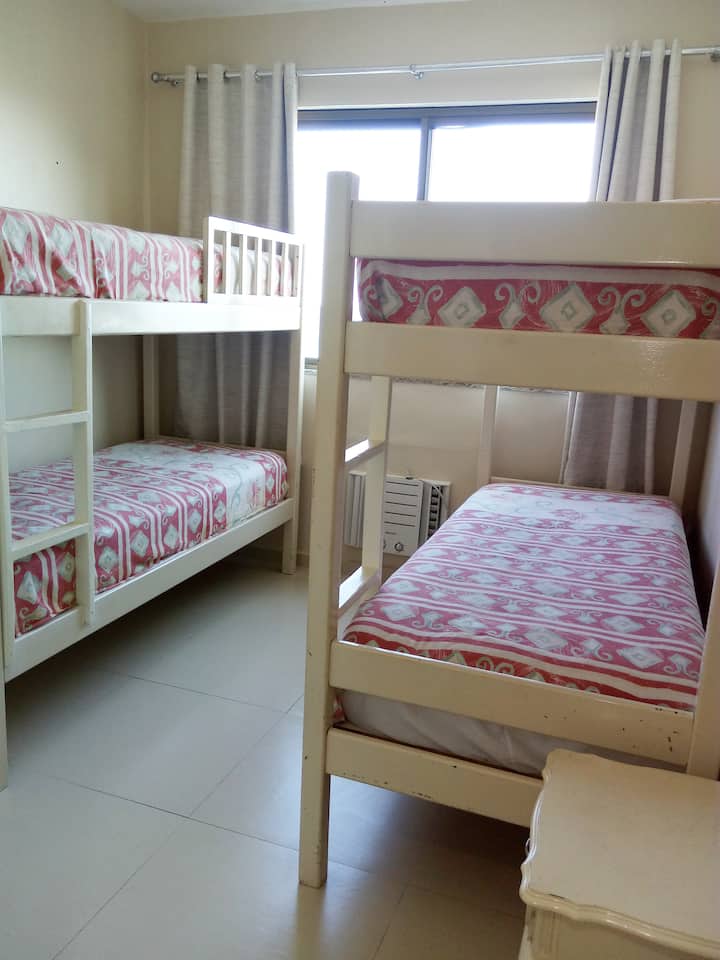 Schlafzimmer mit 2 Etagenbetten im Erdgeschoss