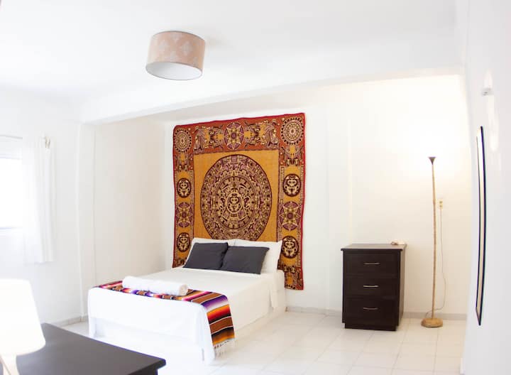 Chumba cha kulala 6 - 1 cha kitanda cha watu wawili (Ghorofa ya chini) KATI YA GHOROFA YA JUU NA CHINI NI KUPITIA CHUMBA HIKI