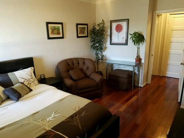 Cozy Studio Apt w/ Parking, Downtown Adjacent