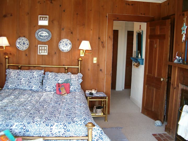 მთავარი საძინებლის პირველი სართული საწოლითა და ბუხრით.