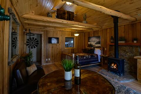 Romantic, private, cozy cabin with hot tub