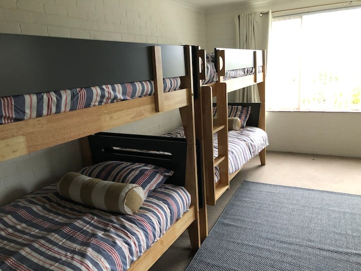 غرفة بسرير كبير بطابقين ذات طابقين تطل على مناظر خلابة للشاطئ ، برسوم إضافية قدرها 125 دولارًا في الليلة للغرفة بأكملها