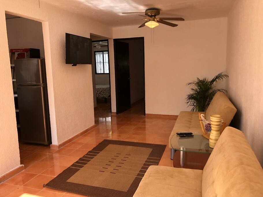 Large living room with 42" tv and 60 channels.
Gran sala con su televisión de 42 pulgadas y sus 60 canales.
Grand salon ouvert sur la salle à manger, télévision de 106 cms et ses 60 chaînes.