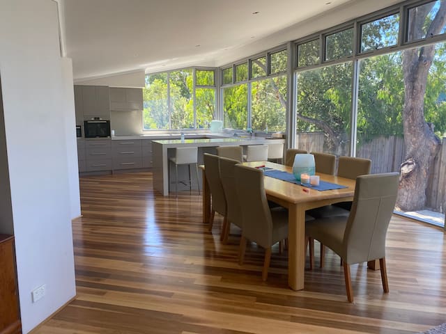 Spectacular Eagle Bay family home