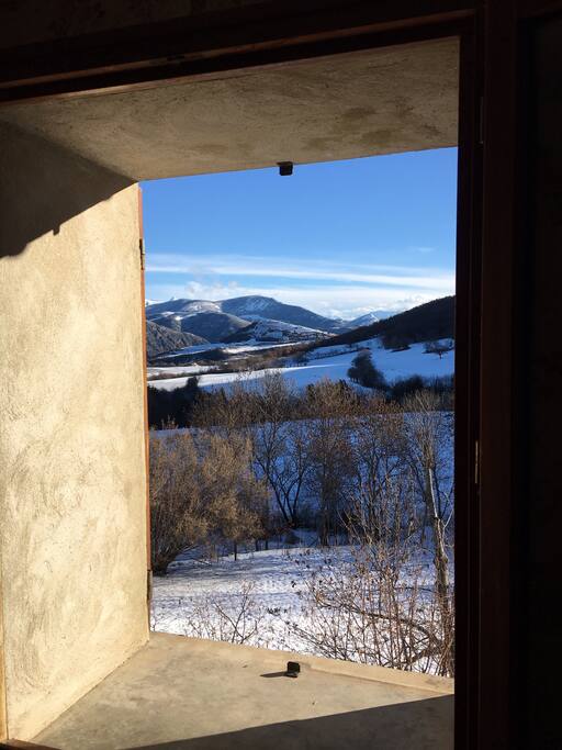 Vue d'une chambre en hiver, larges murs en pierre (60 cm) qui gardent la maison au frais l'été