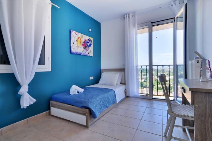 Спална соба со единечен кревет и одличен поглед.
Спална соба со единечен кревет и одличен поглед.