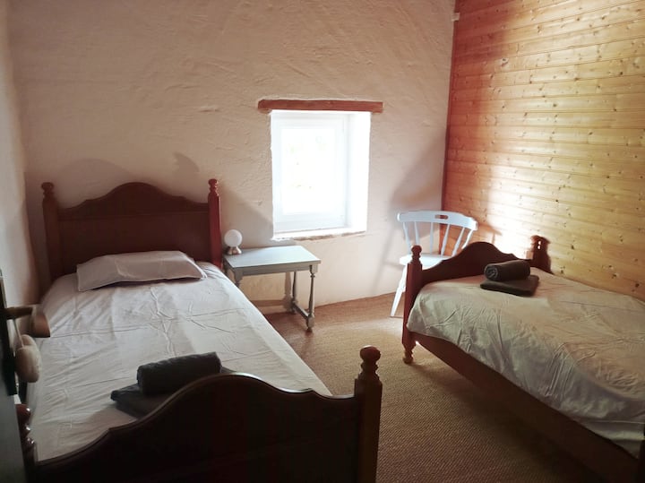 חדר שינה 3 עם שתי מיטות נפרדות.