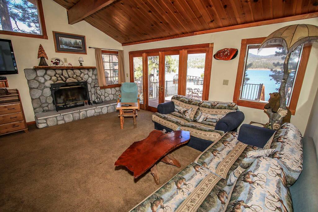 Couch,Furniture,Fireplace,Hearth,Indoors