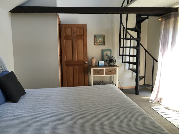 Dormitorio principal con cama tamaño king y baño con ducha.  Desliza otra terraza con tumbona para relajarse después de la playa.