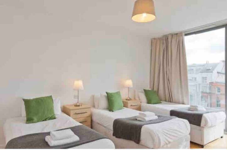 SMITHFIELD DUBLIN CITY CENTRE EXTRA LARGE APT 29C. gallery image 5