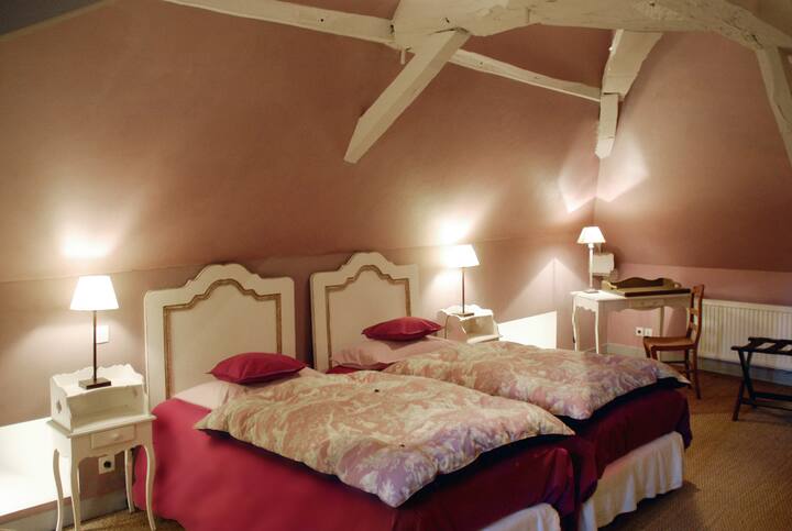 Dhomë me 2 krevate
me një dhomë të vogël ndenjjeje.
Më pëlqen shumë ky interpretim modern i një printimi të Toile de Jouy.