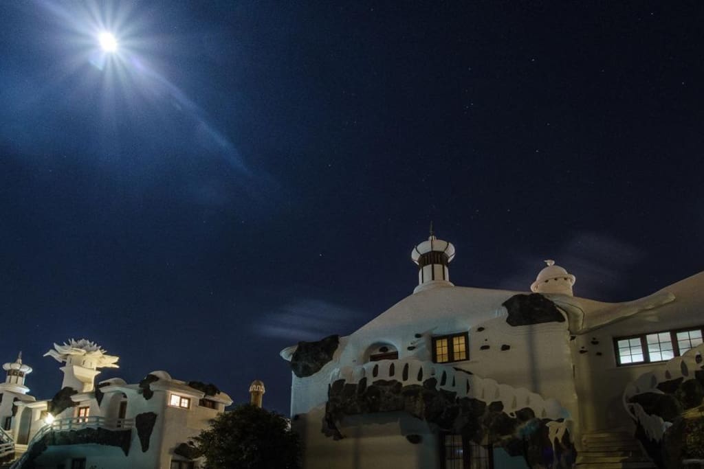 Luna Llena en la Villa Vanguardista