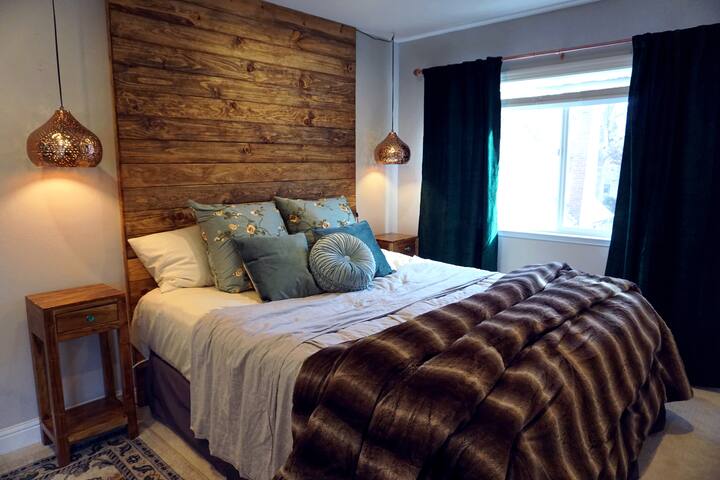 Cozy, Upscale Studio Apartment in the Trees