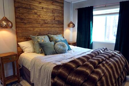 Cozy, Upscale Studio Apartment in the Trees