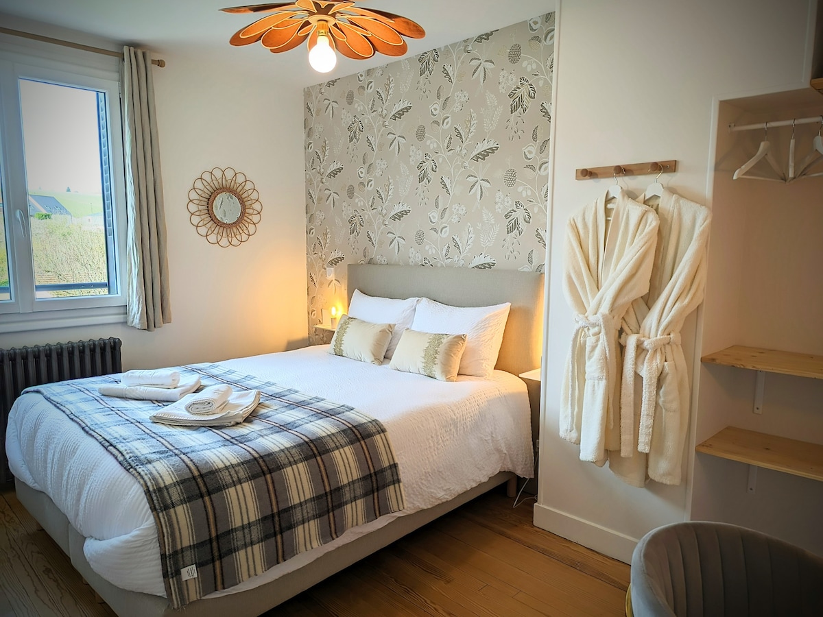 Habitación "Crepúsculo" cama Queen size 160x200x200. Ropa de cama hotelera de alta gama. Vista del lado del jardín.
"Le Cémarose Gîte & Spa"