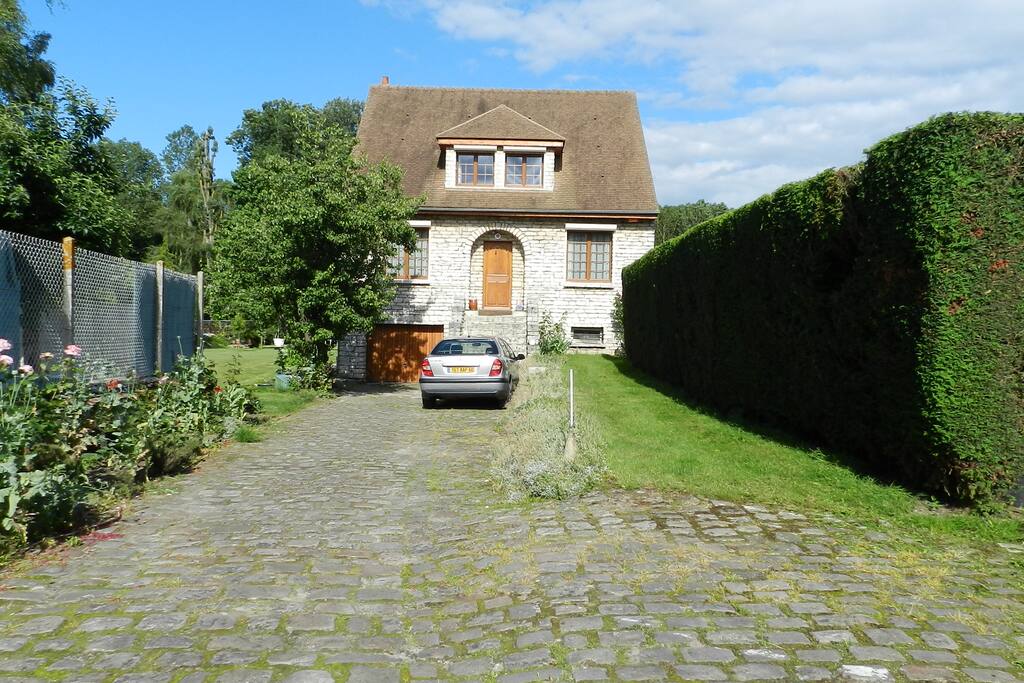 Maison du propriétaire en retrait de la route