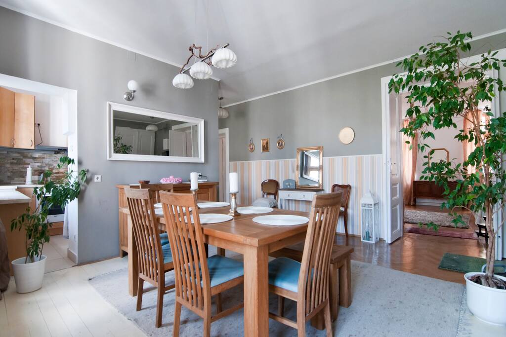 Spacious diningroom