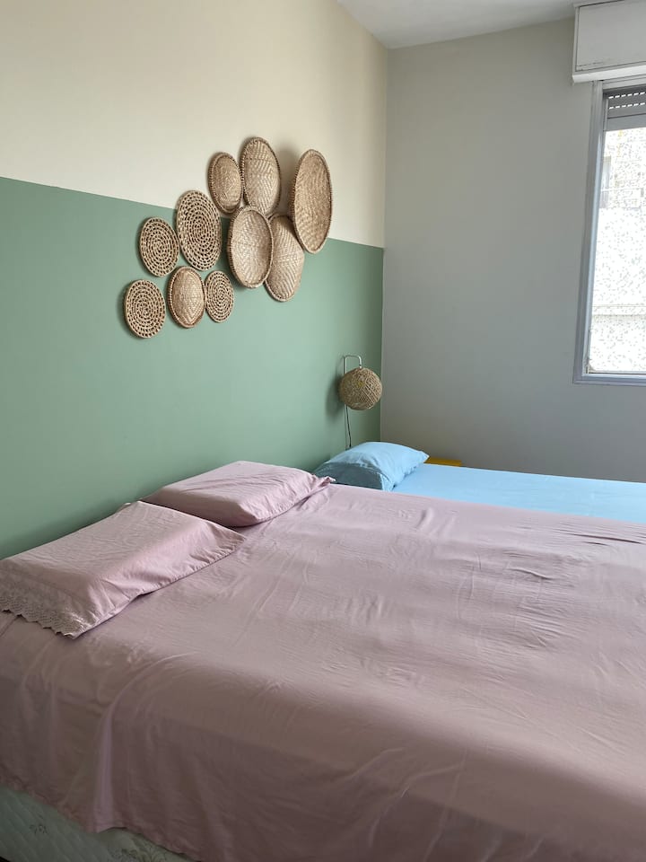 Schlafzimmer mit eigenem Bad - Queensize-Doppelbett + Einzelbett