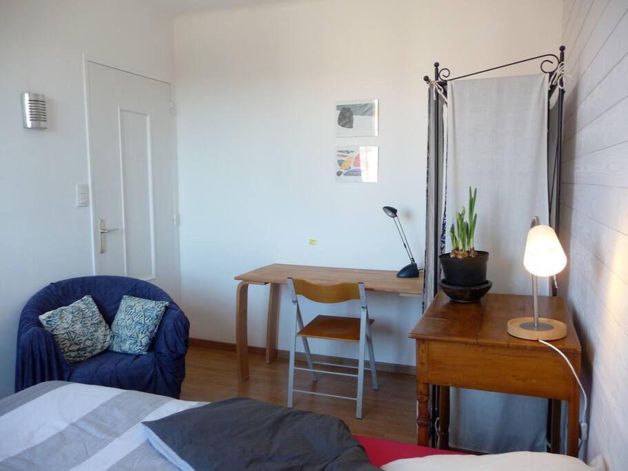 Chambre lambrissée, bureau, fauteuil, étagères/penderie