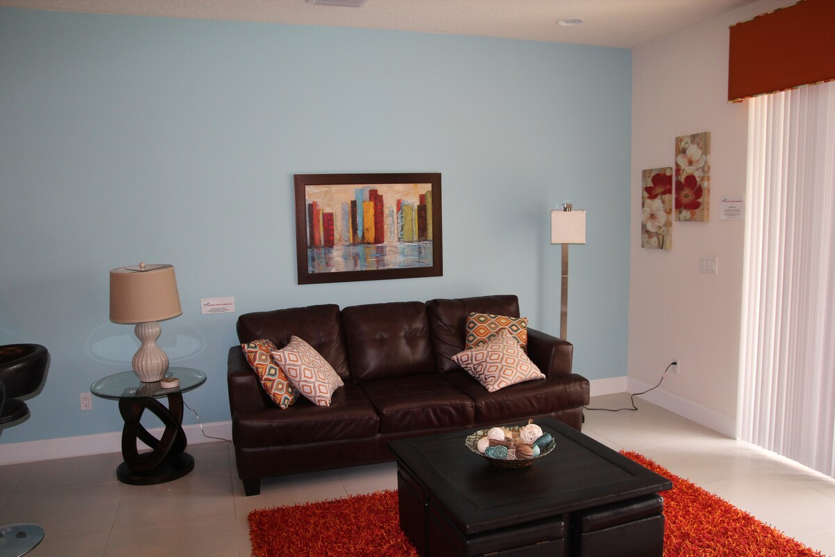 غرفة معيشة مع أريكة نوم