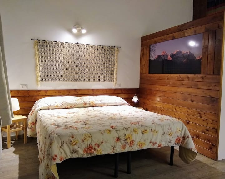 卧室区域-双人床（您可以用山地照片下的床头板转动，方便残障人士使用）