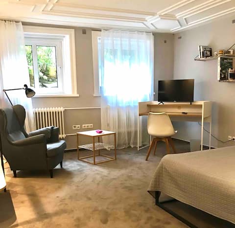 Top Airbnb: Blankenese-Mitte: Small apartment in old building villa in Blankenese