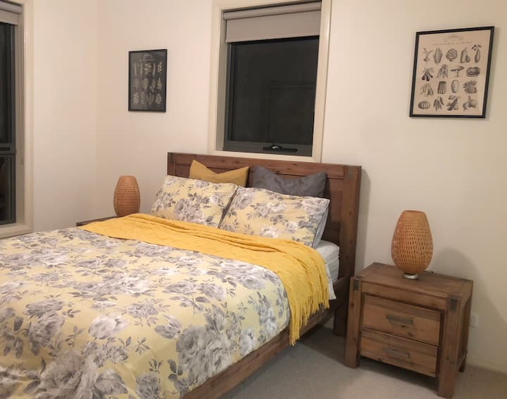 Cama tamaño queen con bata integrada