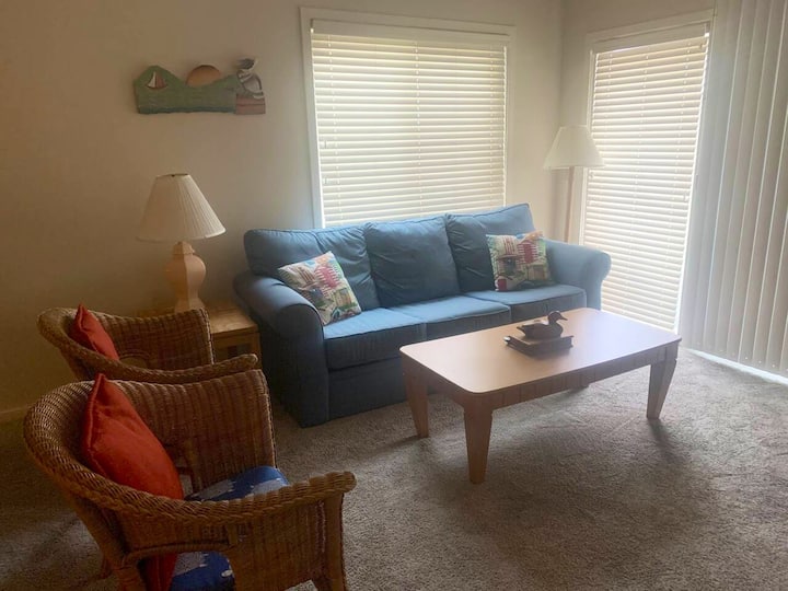 منطقة معيشة بسرير أريكة قابل للسحب