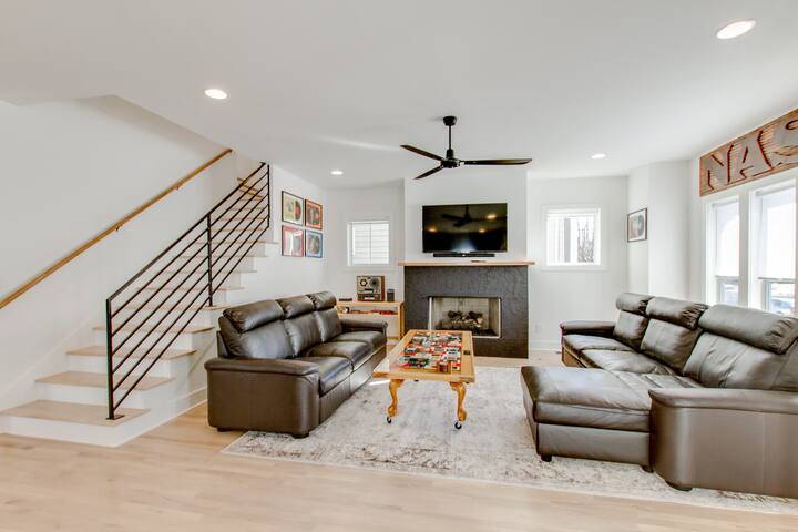 Downtown Luxury Home! Great for Big Groups gallery image 2