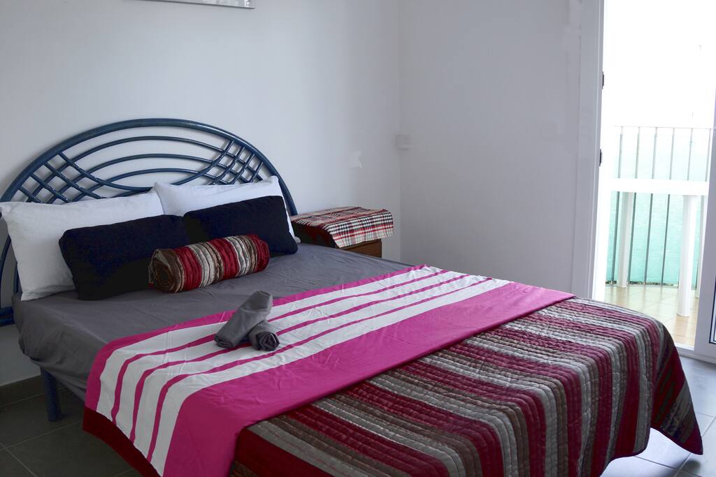 Habitación con cama de matrimonio