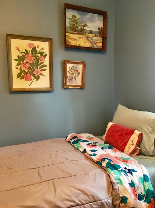 2nd twin bed with new memory foam mattress (2017)