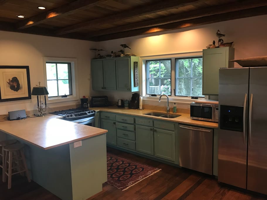 Full kitchen with all the utensils you will need and modern appliances including a fridge/freezer, oven, gas stovetop, and microwave.
