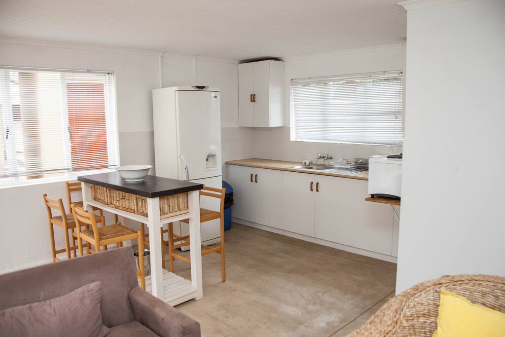 Kitchen and breakfast counter