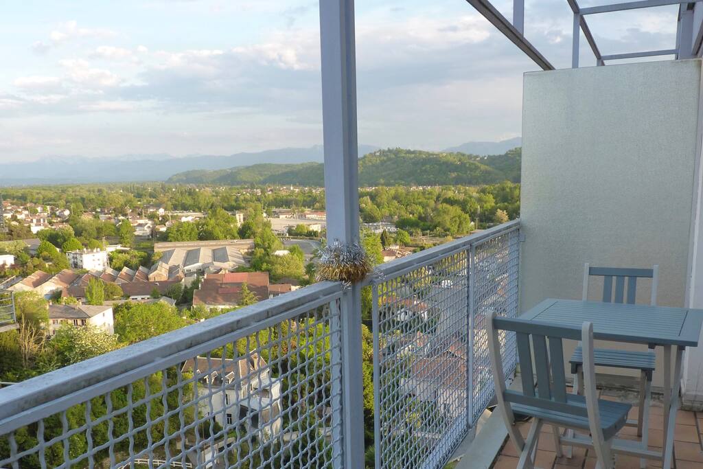 Vue sur les Pyrénées depuis le balcon